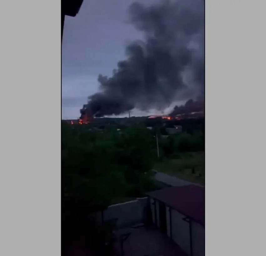 В районе машиностроительного завода в Дрогобыче Львовской области продолжается открытое горение после поражения цели российскими дронами и ракетами