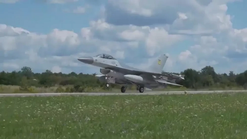 Истребитель F-16, который был сбит над Черниговской областью, мог взлетать с аэродрома в Староконстантинове, чтобы не попасть там под ракетный удар