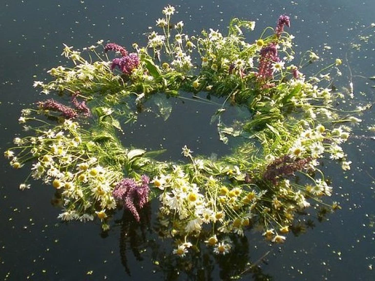 Гадание на венках в купальскую ночь с 6 на 7 июля 2025 года поможет узнать судьбу