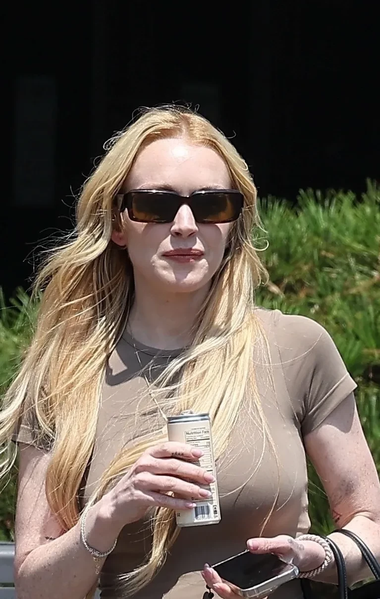 Линдси Лохан показала фигуру в обтягивающем костюме