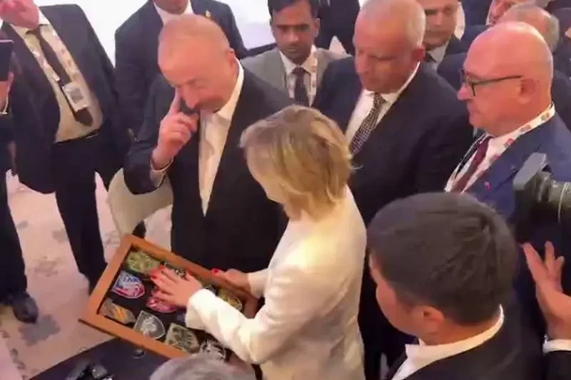 «Продолжайте в том же духе»: Алиев поблагодарил украинскую журналистку за подаренные шевроны нацбатов ВСУ