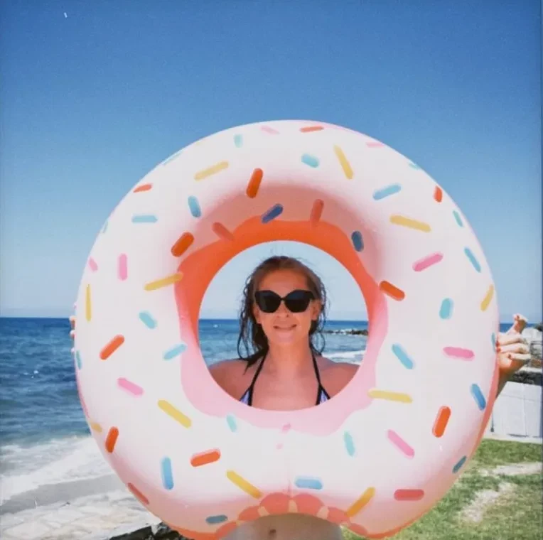 Монастыри и фотосессия с декольте: как Юлия Пересильд отдыхает на Крите с дочерьми от Алексея Учителя