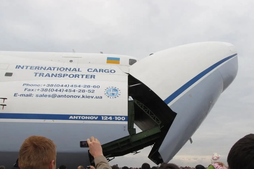 Несмотря на запрет полётов, в небе над Киевом заметили гражданский самолёт