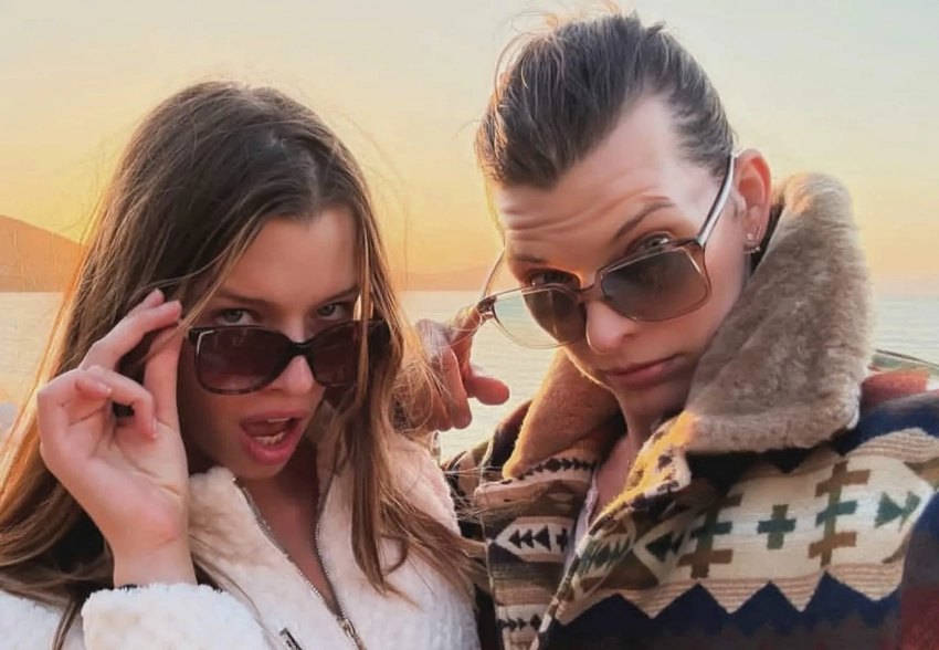 Милла Йовович показала фото из дорожного путешествия с мужем и тремя дочерьми