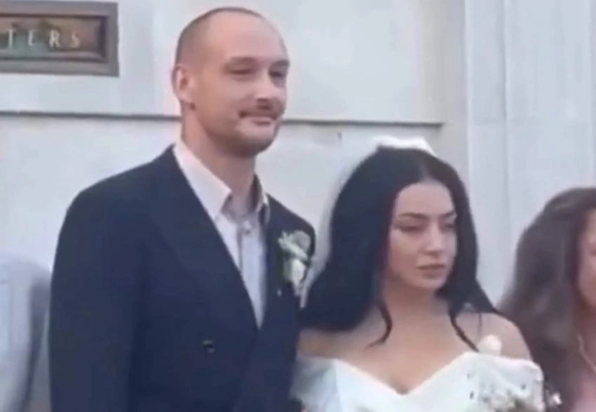 Официально: Charli XCX вышла замуж