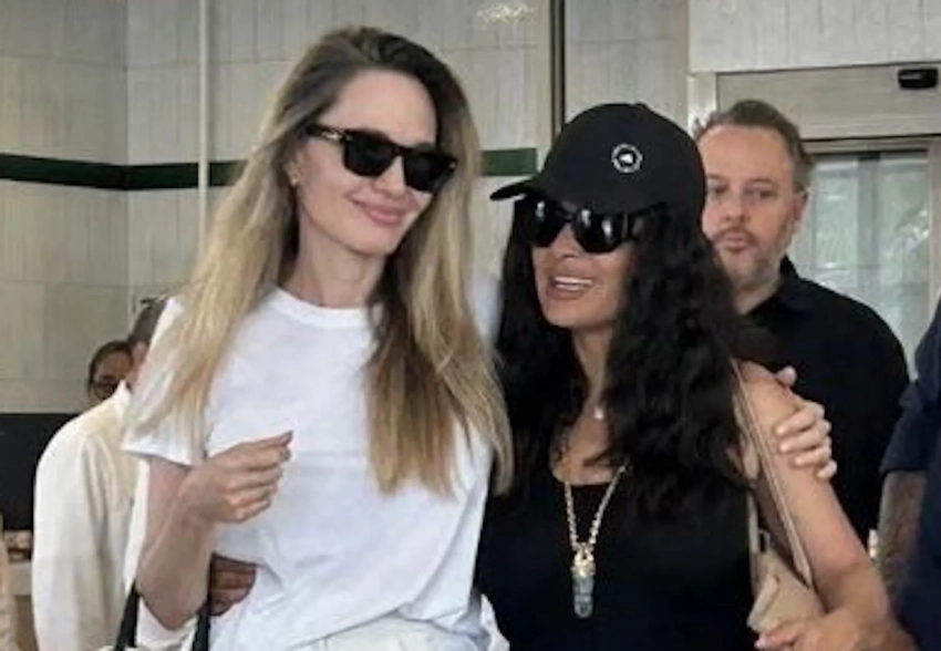 Анджелина Джоли и Сальма Хайек вместе отдыхают в Мексике: видео