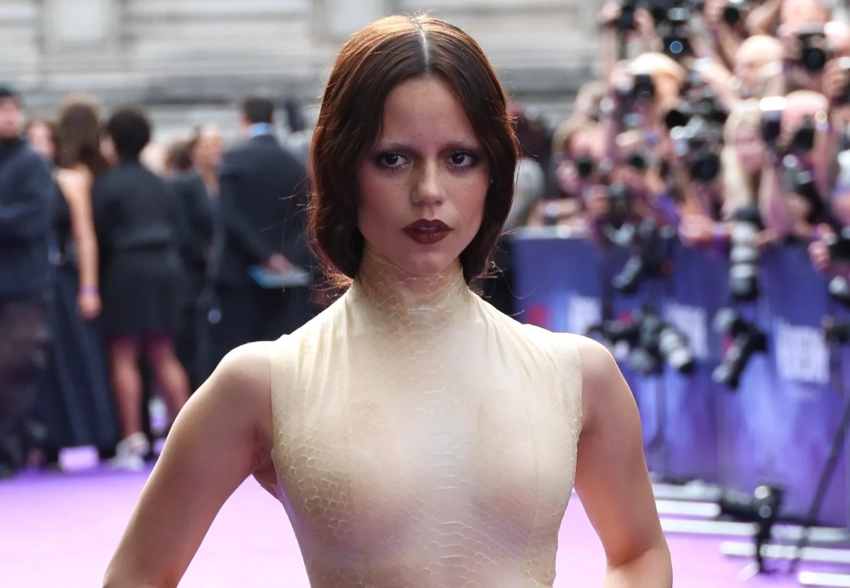 Дженна Ортега вышла в свет в "голом" платье с чешуёй