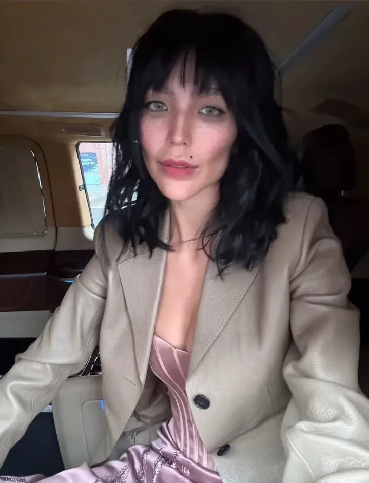 Александра Цекало снова заметили с женой в Москве на фоне слухов о том, что она снимается в российском фильме