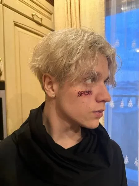 Тату на лице и образ под Ваню Дмитриенко: в сети обсуждают сына Татьяны Булановой, который стал рэпером