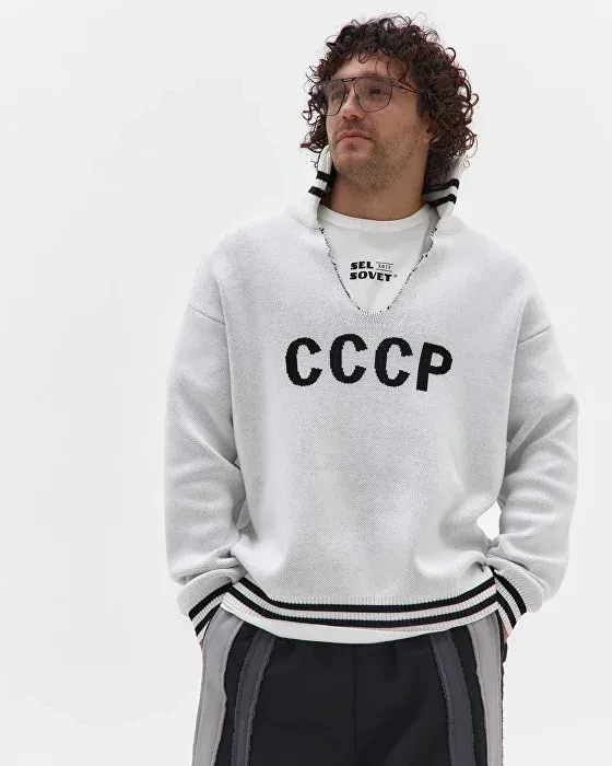 Сергей Лавров прибыл на Аляску в свитере с надписью "СССР" челябинского бренда. Его тут же раскупили