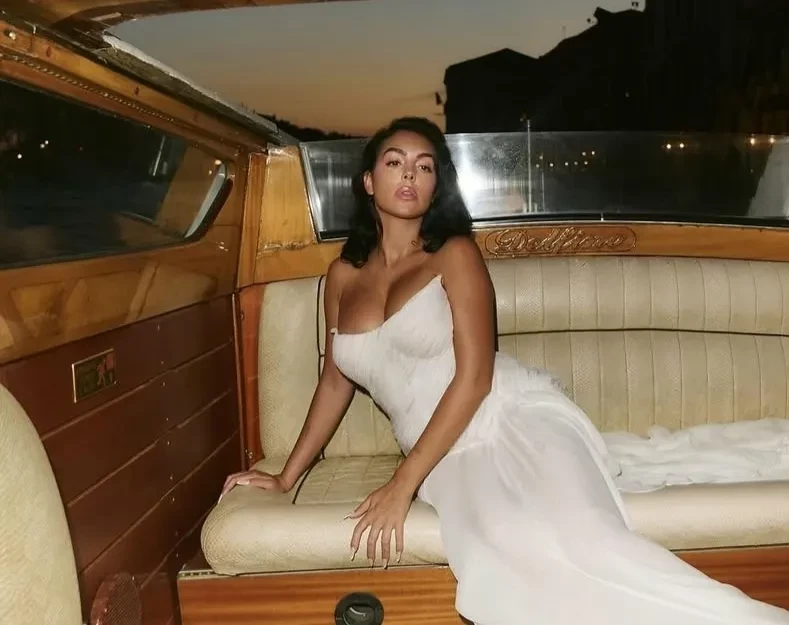 Электромобиль, часы, люксовая одежда: Криштиану Роналду потратил более 366 тысяч долларов на подарки Джорджине Родригес по случаю помолвки