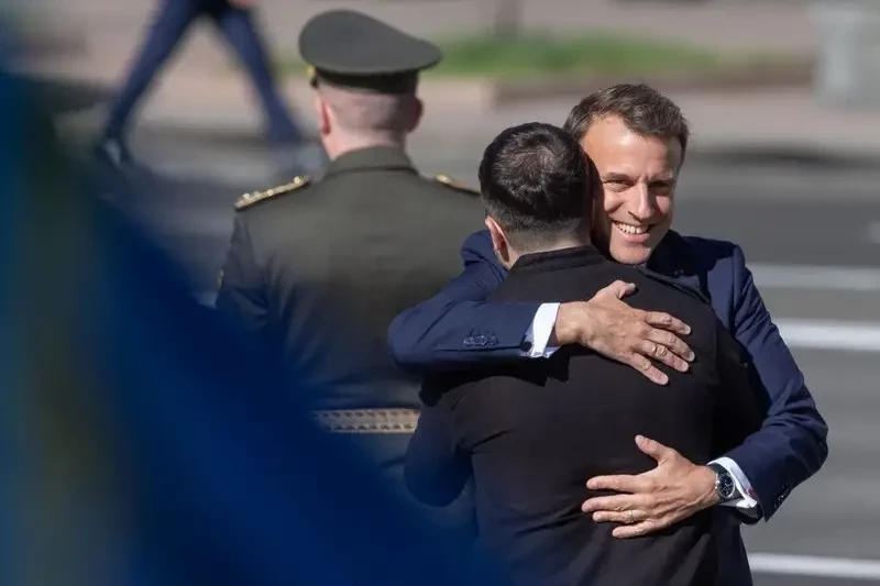 Назвавший мирное предложение России «капитуляцией Украины» Макрон обещает выступить «единым фронтом» против Трампа