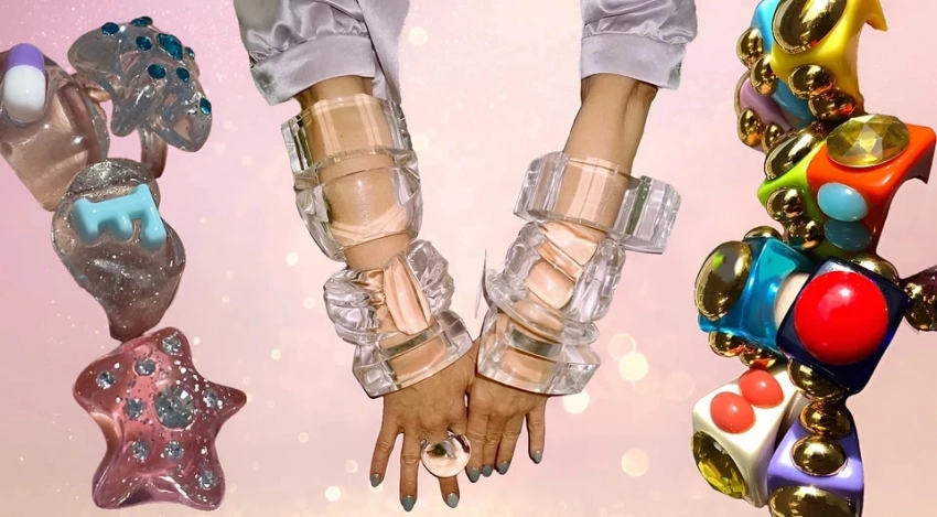 Яркий манифест свободы: почему все снова носят пластиковые кольца и браслеты