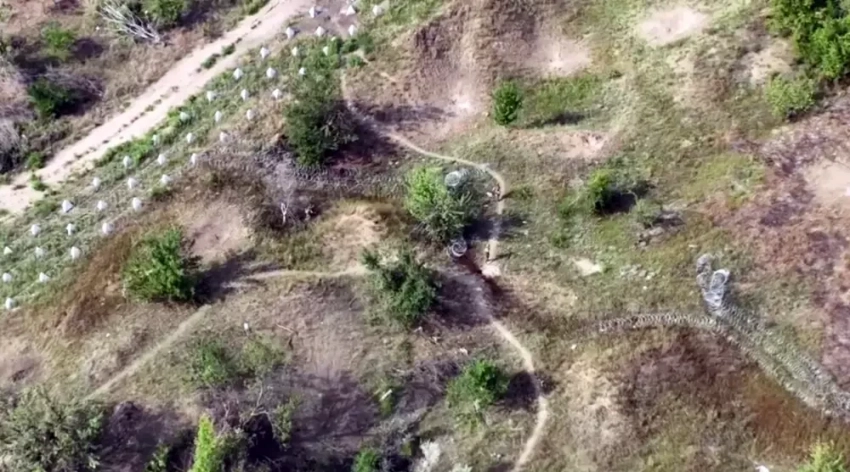 Украинские военные пытаются выбраться из села Клебан-Бык