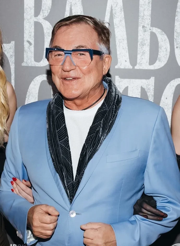 Дмитрий Дибров вышел в свет вместе с двумя девушками на фоне скандального развода