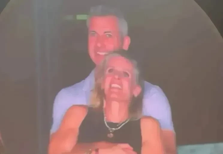 Любовница главы Astronomer, которую засняли с ним на концерте Coldplay, подала на развод с мужем-миллиардером