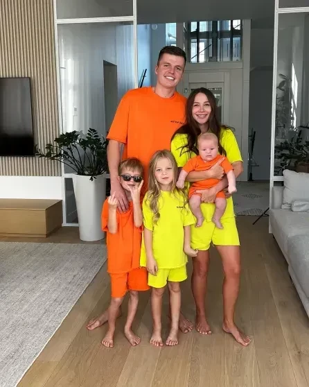 Валерии (Лерчек) и Артёму Чекалиным предъявили обвинение в выводе более 250 млн рублей из России